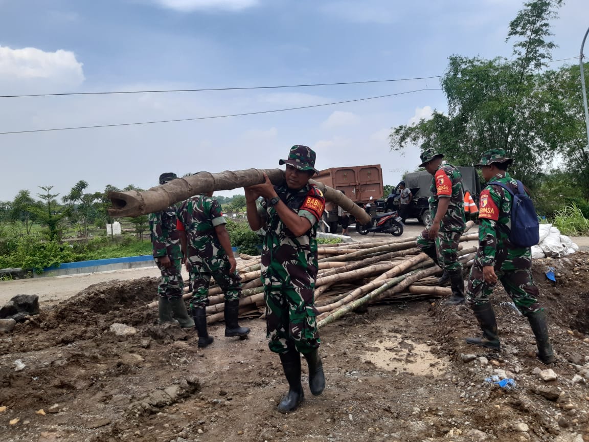 Warga Dibantu Prajurit TNI Kodim 0817 Gresik Perbaiki Tanggul Anak Kali Lamong Jebol