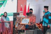 Gubernur Beri Anugerah Pemkab Gresik Peduli Ketahanan Pangan Tingkat Jatim 2022