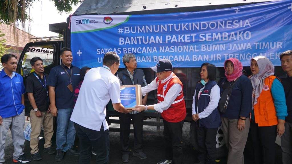 Satgas Tanggap Bencana BUMN Jawa Timur Gelontor Sembako Korban Banjir Blitar dan Trenggalek