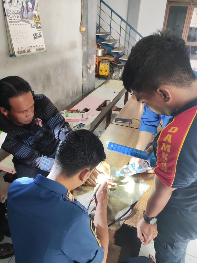 Jari Tangan Bengkak Akibat Cincin Tak Bisa Lepas, Minta Bantuan ke Damkarla Gresik