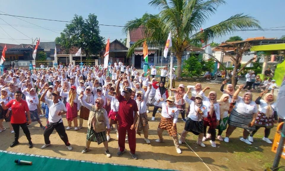 Rayakan HUT PIRA ke-14 di Gresik, Emak-Emak Senam Pakai Sarung