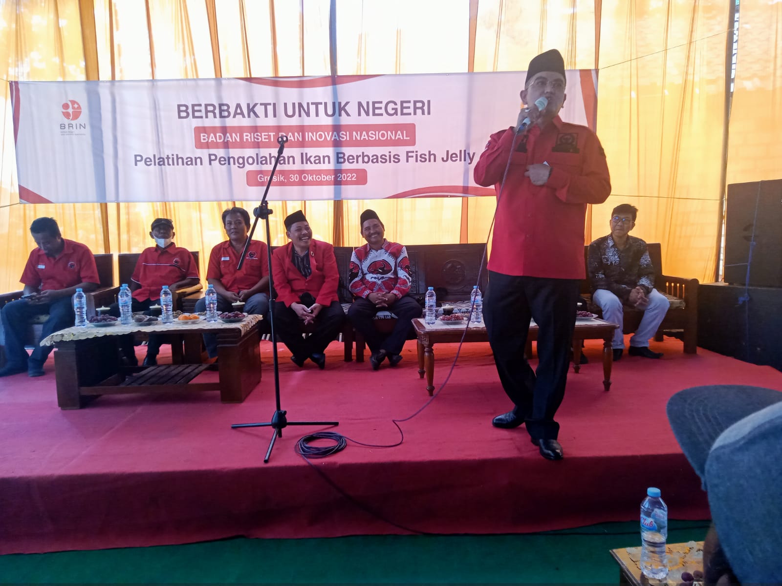Anggota DPR RI Gus Falah Serahkan Bantuan ke Warga Gresik