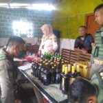 Petugas Gabungan di Gresik Sita Puluhan Botol Miras di Warkop Desa Ngimboh