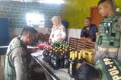 Petugas Gabungan di Gresik Sita Puluhan Botol Miras di Warkop Desa Ngimboh
