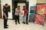 HUT Humas Polri ke-71, Kapolres Gresik Bagi Sembako ke Petugas Kebersihan