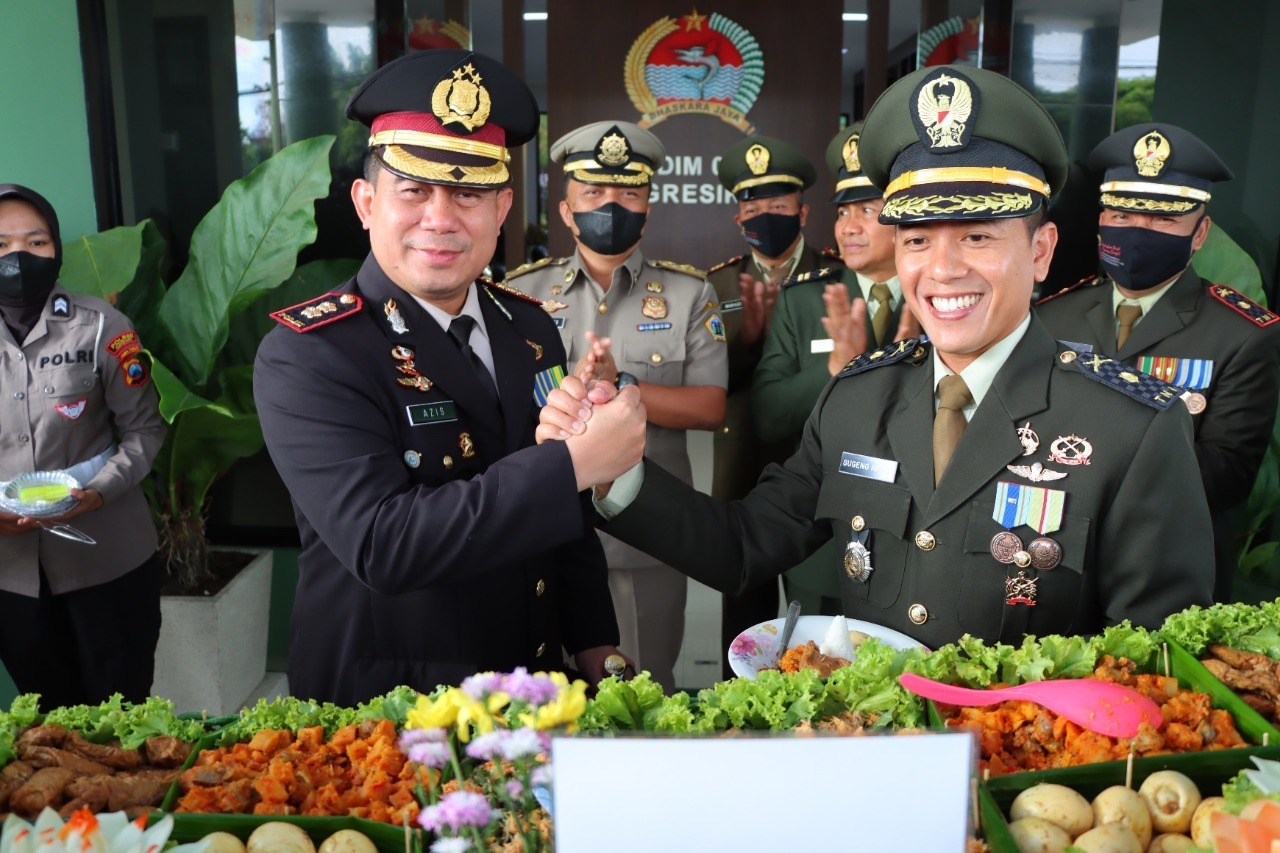 HUT TNI ke -77, Kapolres Beri Surprise Tumpeng dan Kue ke Makodim  0817/Gresik