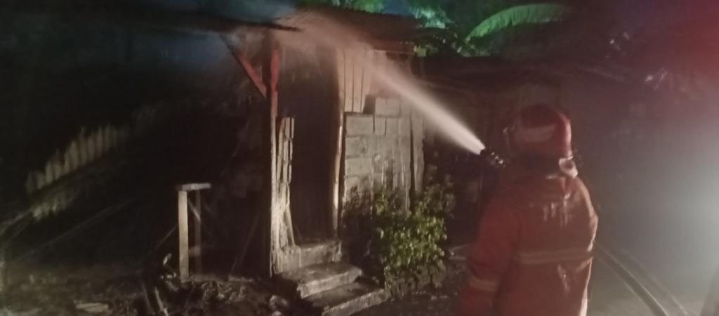Diduga Konsleting Listrik, Warkop di Driyorejo Gresik Ludes Terbakar