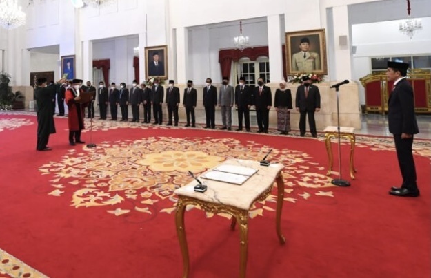 Presiden Jokowi Saksikan Pengucapan Sumpah M. Guntur Hamzah sebagai Hakim Konstitusi