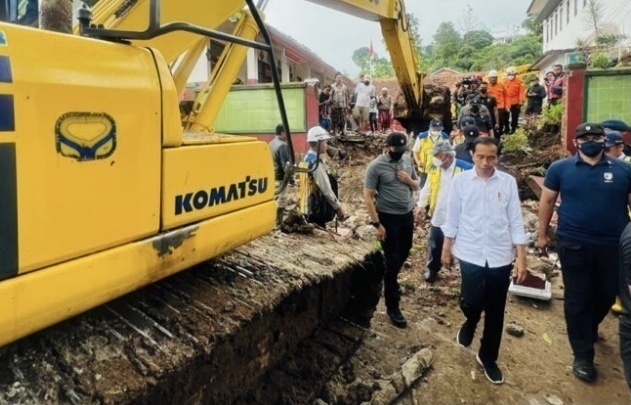 Presiden Jokowi Pastikan Alat Berat Siap Dimobilisasi untuk Evakuasi Korban Gempa di Cianjur