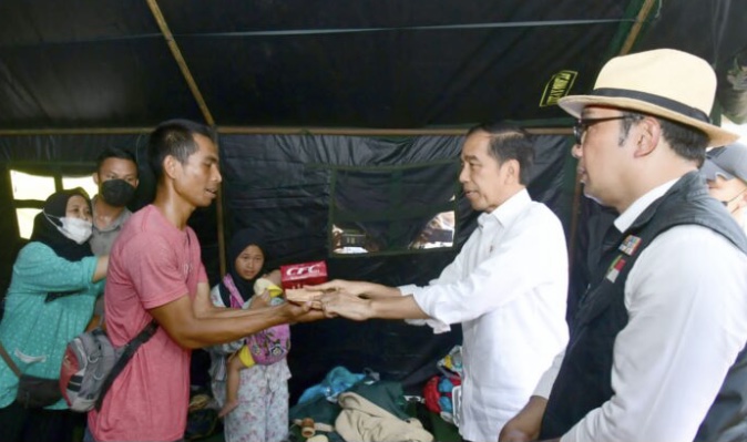 Tinjau Lokasi Terdampak Gempa Bumi di Cianjur, Presiden Jokowi Kunjungi Tenda Pengungsi