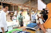 Kunjungi Pasar Malang Jiwan Colomadu, Presiden Jokowi Bagikan BLT dan Cek Harga Komoditas