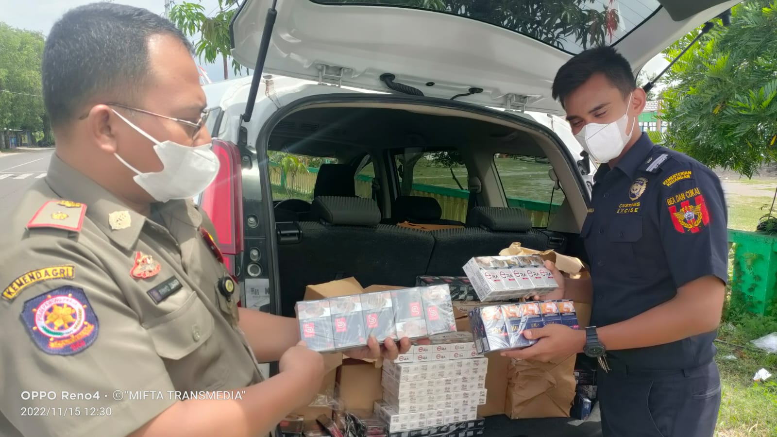 Pemilik Toko Sempat Mengelak, Satpol PP Gresik Sita 17.200 Batang Rokok Ilegal