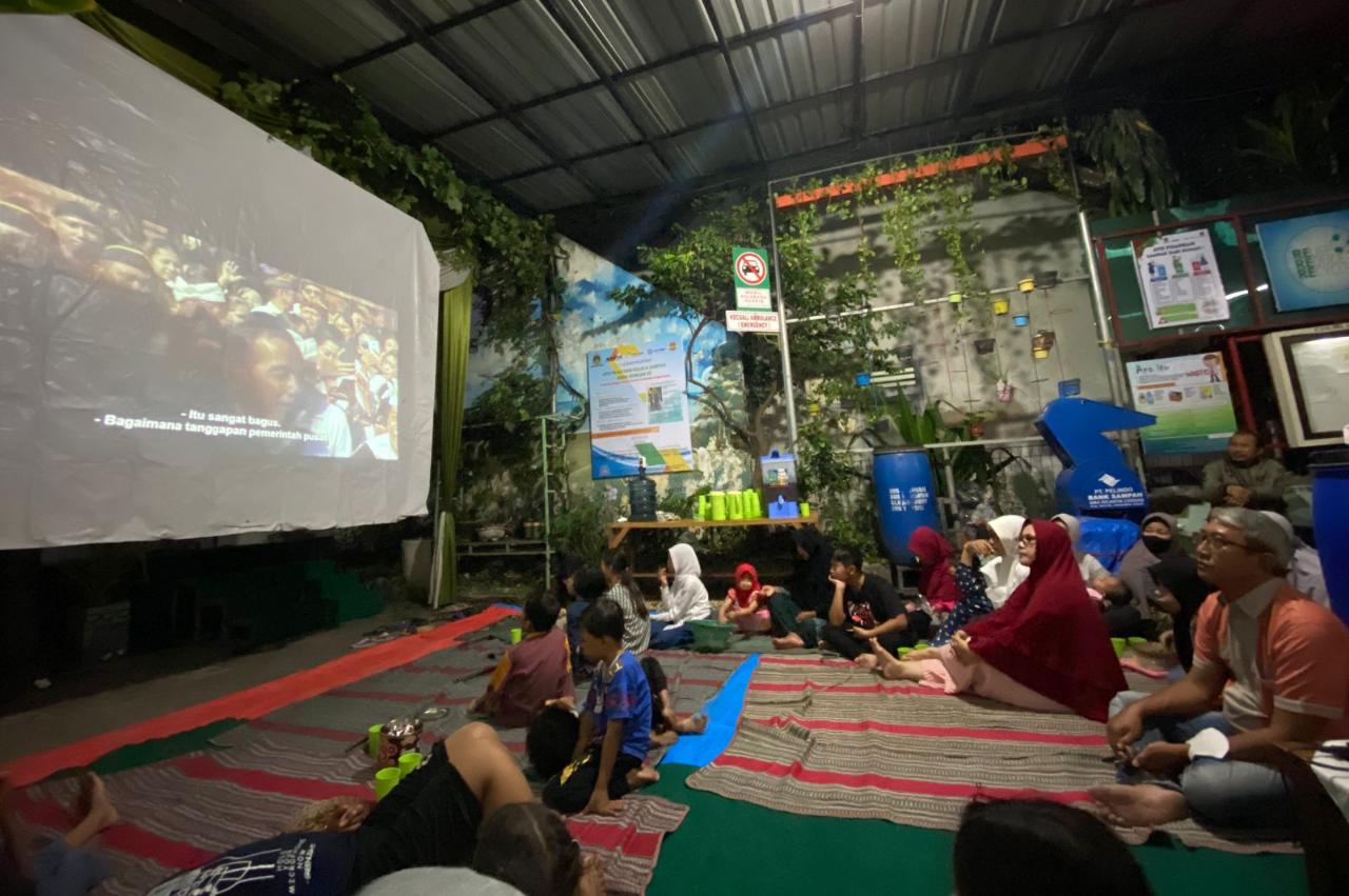 Peduli Lingkungan, Puluhan Warga di Gresik Nobar Pulau Plastik