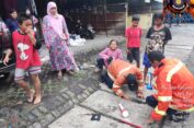 Dimintai Tolong Ambil Kunci Motor, Petugas Damkar Gresik Masuk Selokan