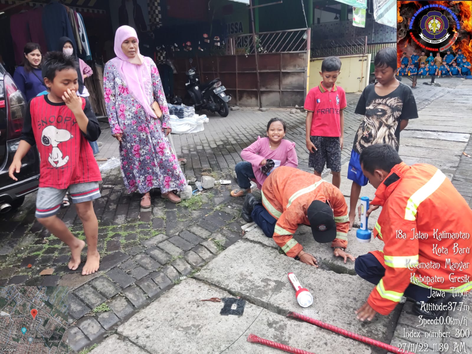 Dimintai Tolong Ambil Kunci Motor, Petugas Damkar Gresik Masuk Selokan
