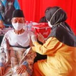 Lindungi Kelompok Rentan, Gubernur Khofifah Dorong Vaksinasi Booster Kedua bagi Lansia Terus Dimaksimalkan