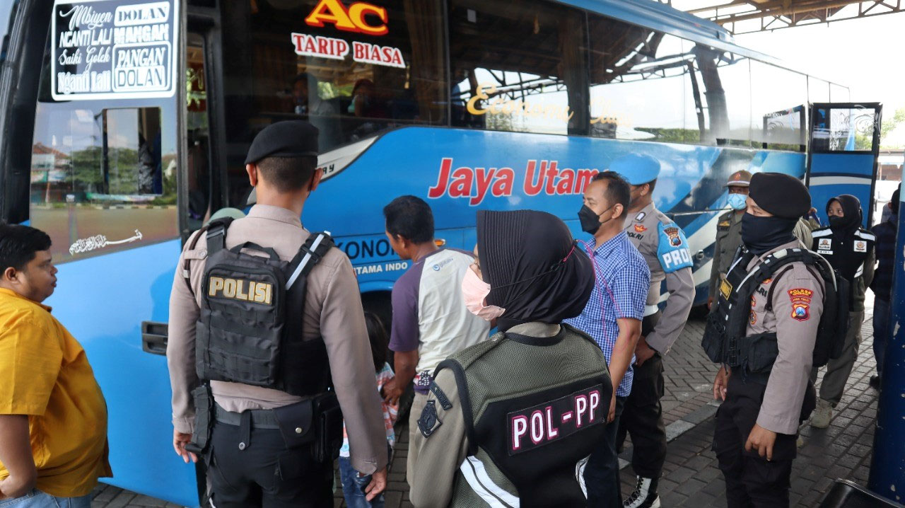 Antisipasi Covid-19 Varian Baru, Polres Gresik Bagikan Masker di Terminal Bunder