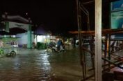 Hujan Deras Mengakibatkan Banjir di Wringinanom Gresik