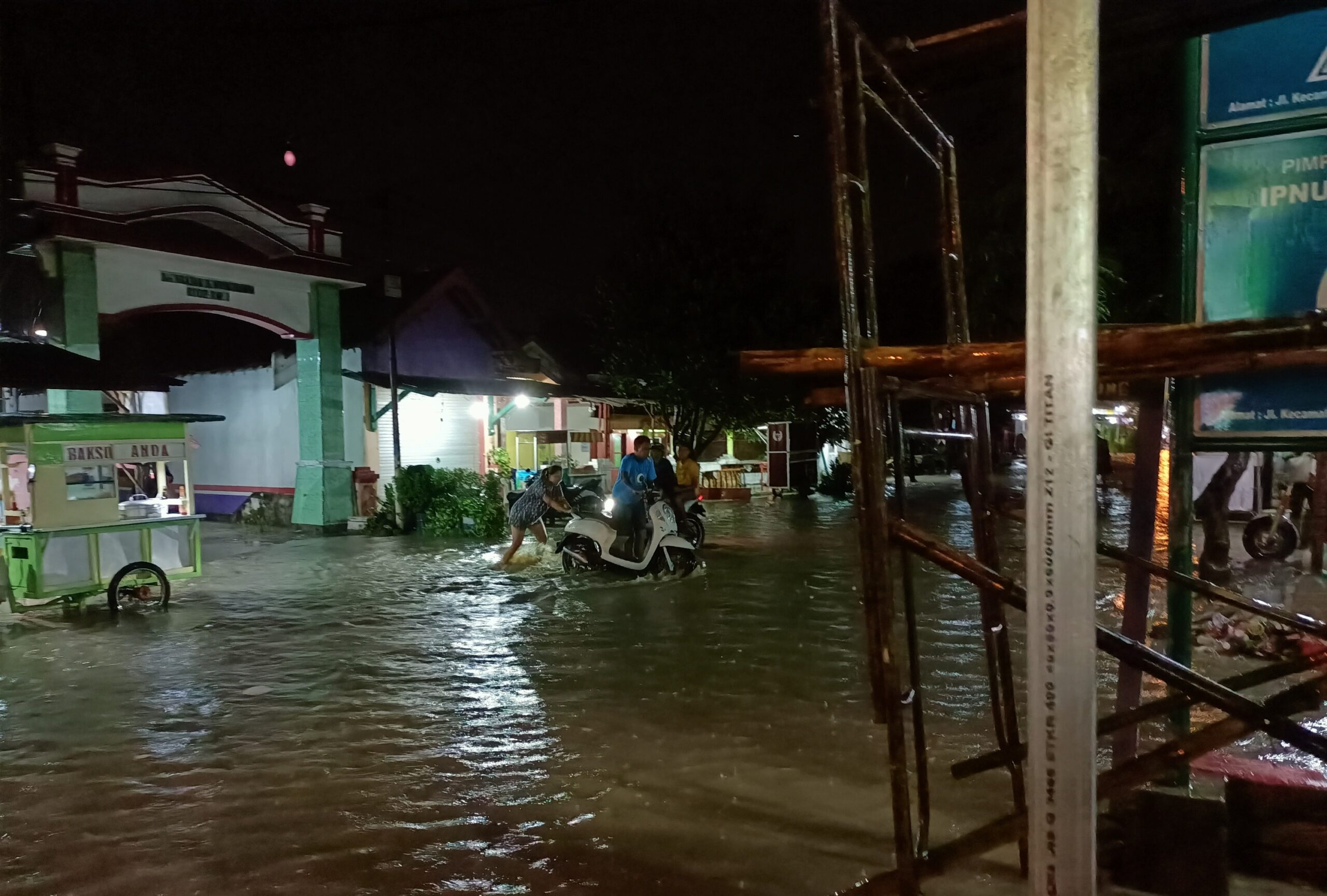 Hujan Deras Mengakibatkan Banjir di Wringinanom Gresik