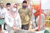Bu Min dan Pimpinan DPRD Gresik Kampanye Diet Kantong Plastik