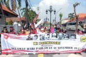 Ratusan Pelajar MI Poesmugri Kirab Hari Pahlawan sambil Punguti Sampah di Kawasan Heritage Gresik