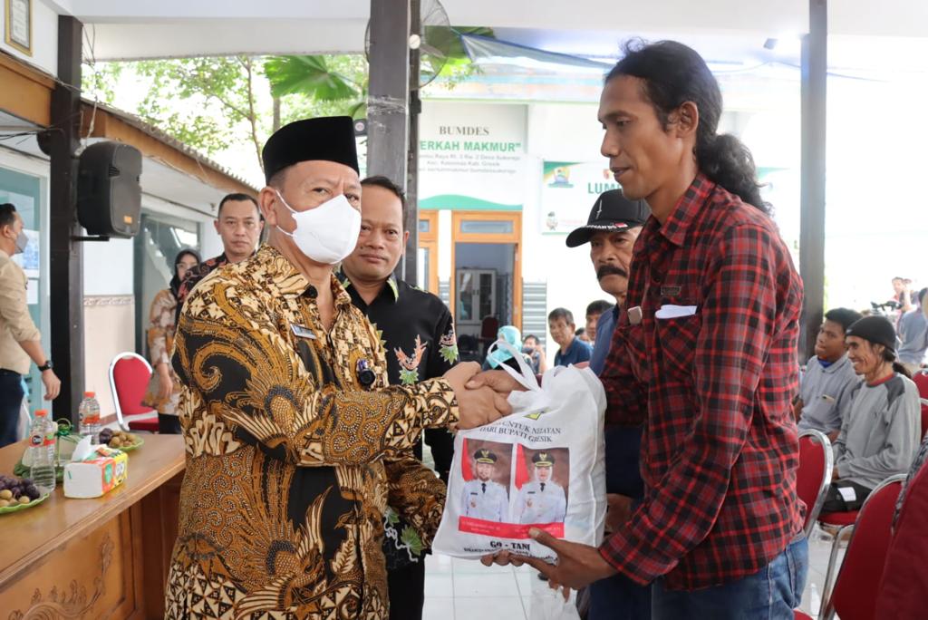 Pemkab Gresik Gelontor Nelayan Bantuan Sembako