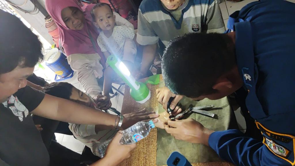Damkarla Gresik Berhasil Lepaskan Jari Bocah Terjepit Lubang Kunci
