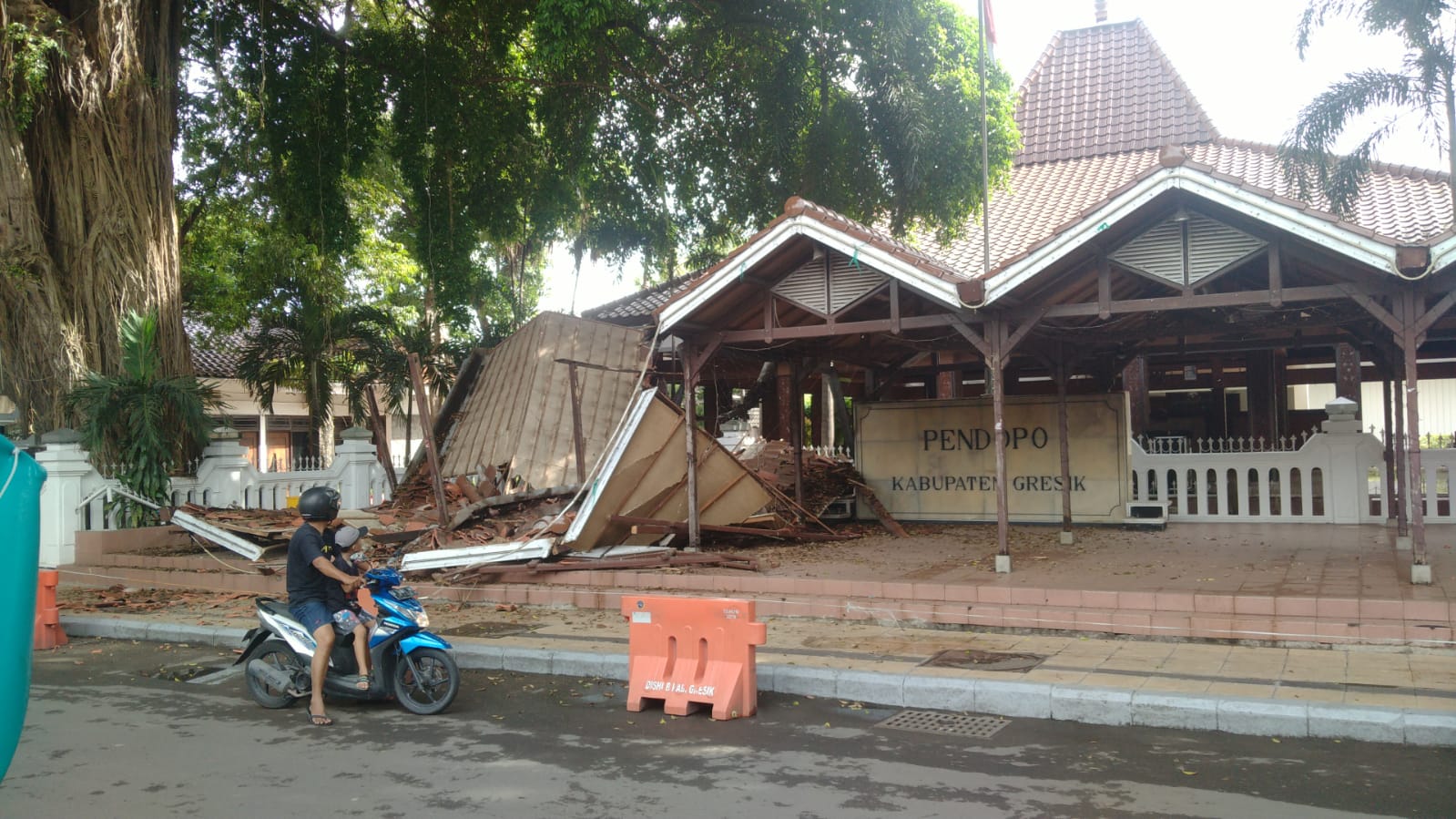 Maren, Atap Pendopo Alun-alun Gresik Mendadak Runtuh !