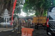 Atap Pendopo Alun-Alun Gresik Runtuh, Dewan Kecam Bagian Umum Tak  Jeli