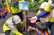 Cinta Lingkungan Sejak Dini, Siswa TK di Gresik Tanam Pohon Harapan di Bantaran Sungai Brantas