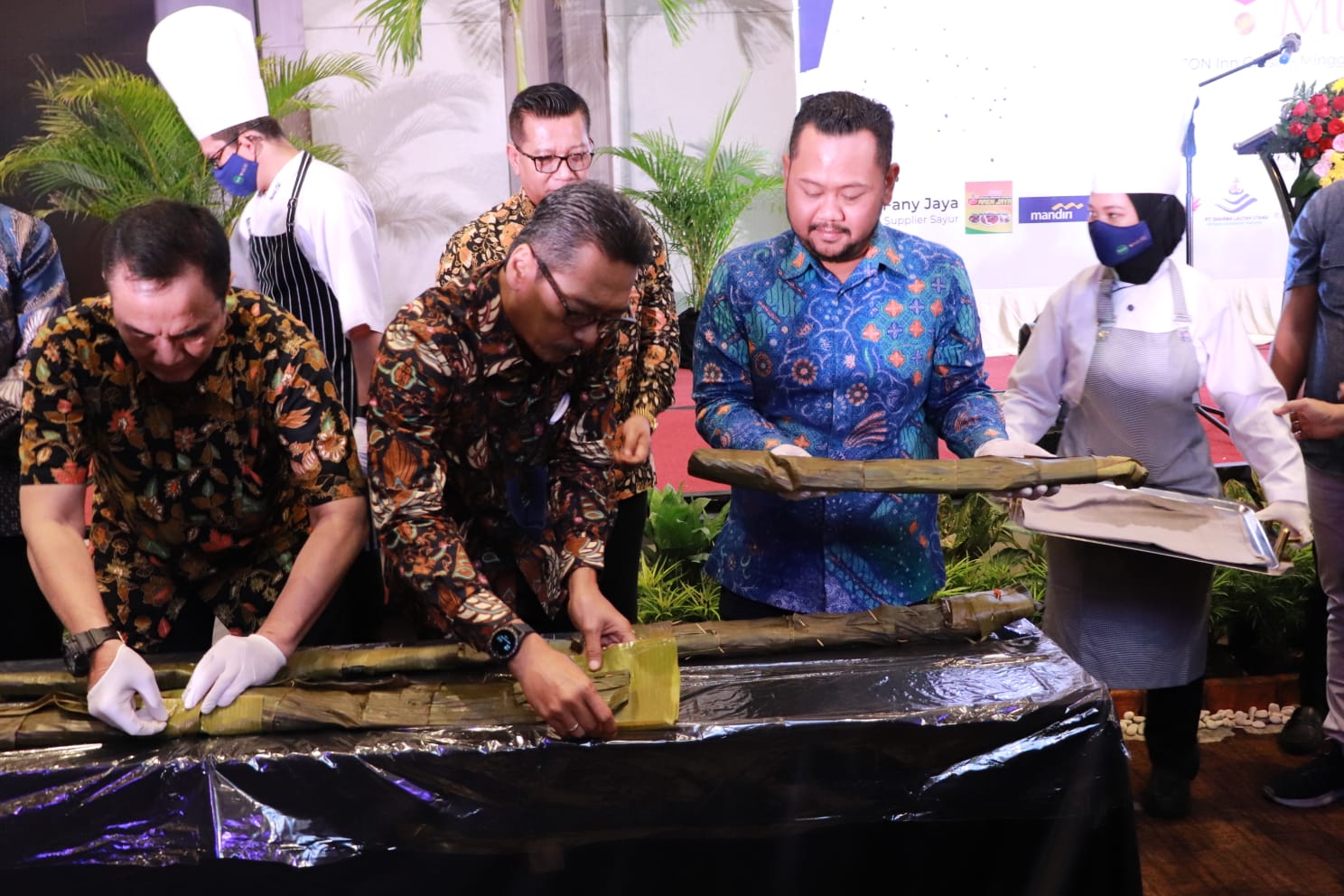 Sajikan Pepes Bandeng Sepanjang 1,4 Km, Aston Inn Gresik Pecahkan Rekor MURI