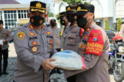 Kapolres Gresik Salurkan Bantuan Beras ke Masyarakat Terdampak BBM Naik dan Covid-19