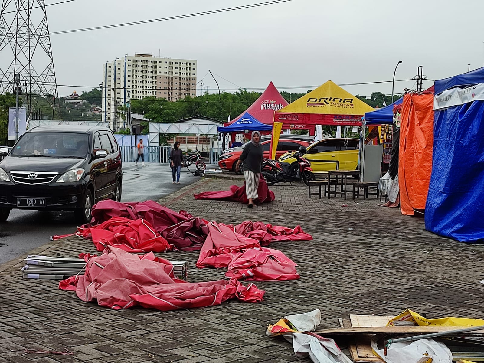 Hujan Disertai Angin di Gresik, Tenda Pameran UMKM di Gejos Ambruk