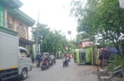 Diduga Kelebihan Muatan, Truk Terguling Saat Tanjakan Berkelok di Gresik
