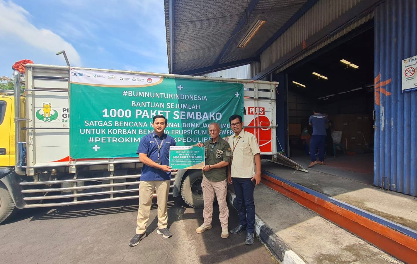 PG Langsung Salurkan 1000 Paket Sembako ke Korban Erupsi Gunung Semeru
