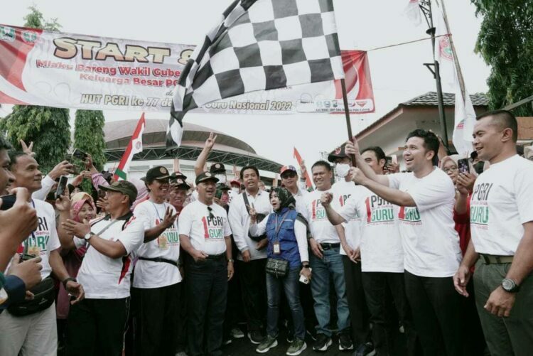 Peringati Hari Guru, Wagub Emil Mlaku Bareng Ribuan Guru di Magetan