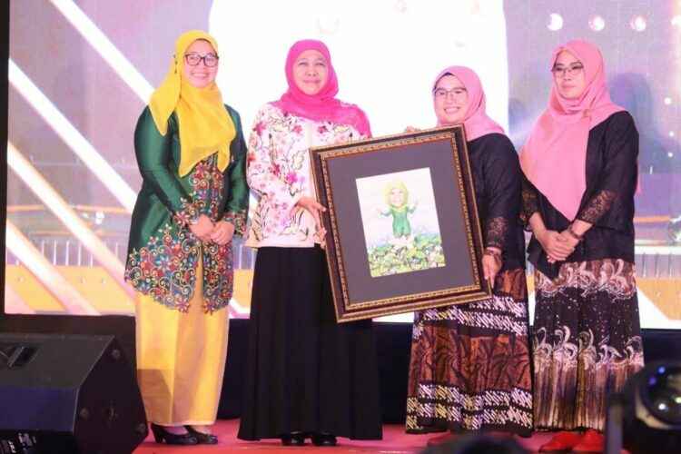 Gubernur Khofifah Raih Penghargaan The Real Inspiring Women 2022 dari Fatayat NU Jatim