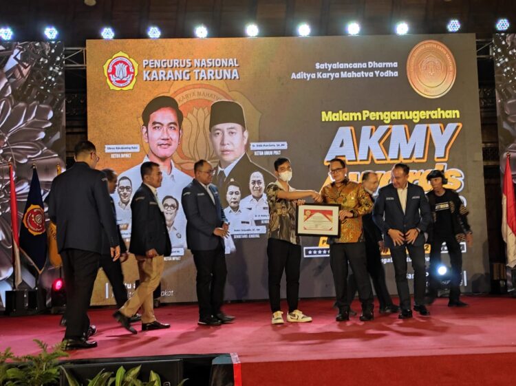 Karang Taruna Anugerahi Gubernur Khofifah Satyalancana Dharma Aditya Karya Mahatva Yodha Utama
