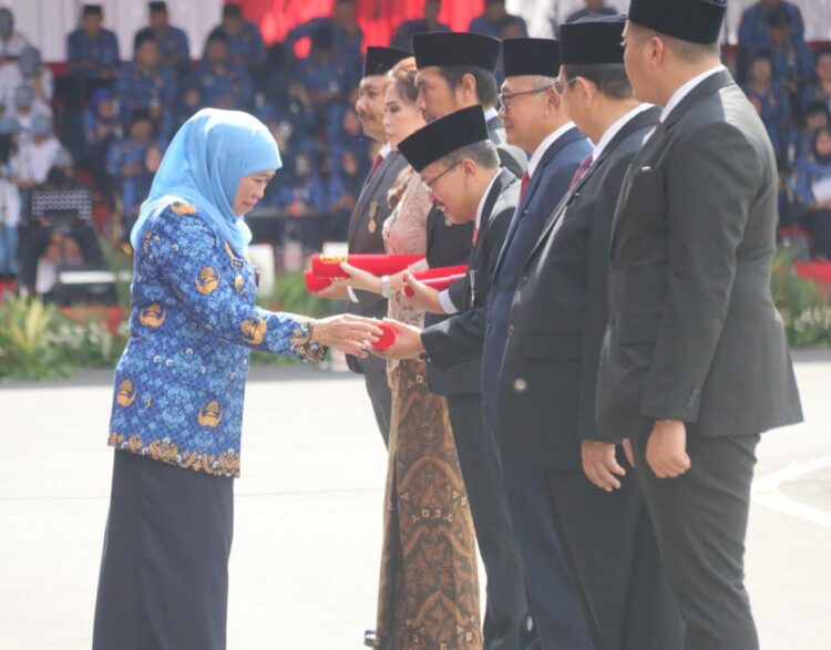 Peringati HUT PGRI dan Korpri, Gubernur Khofifah Minta ASN dan Guru Maksimal dalam Melayani Masyarakat