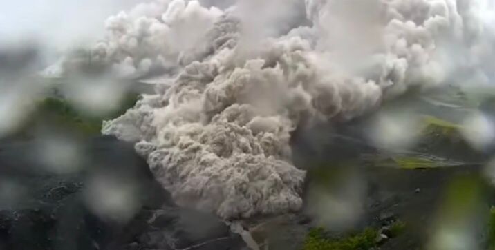 Status Gunung Semeru Naik Level IV, Gubernur Khofifah: Waspada, Jangan Panik, dan Segera Evakuasi Diri