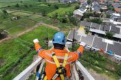 Jaga Suplai Listrik Pelanggan, PLN UITJBM Ganti Isolator Korosi