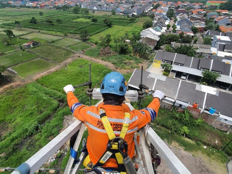 Jaga Suplai Listrik Pelanggan, PLN UITJBM Ganti Isolator Korosi