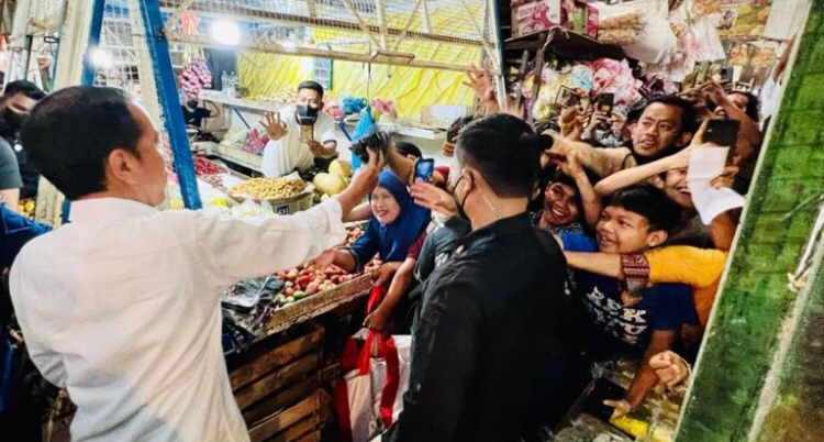 Jelang Nataru, Presiden Jokowi Cek Harga Bahan Pokok di Pasar Cigombong