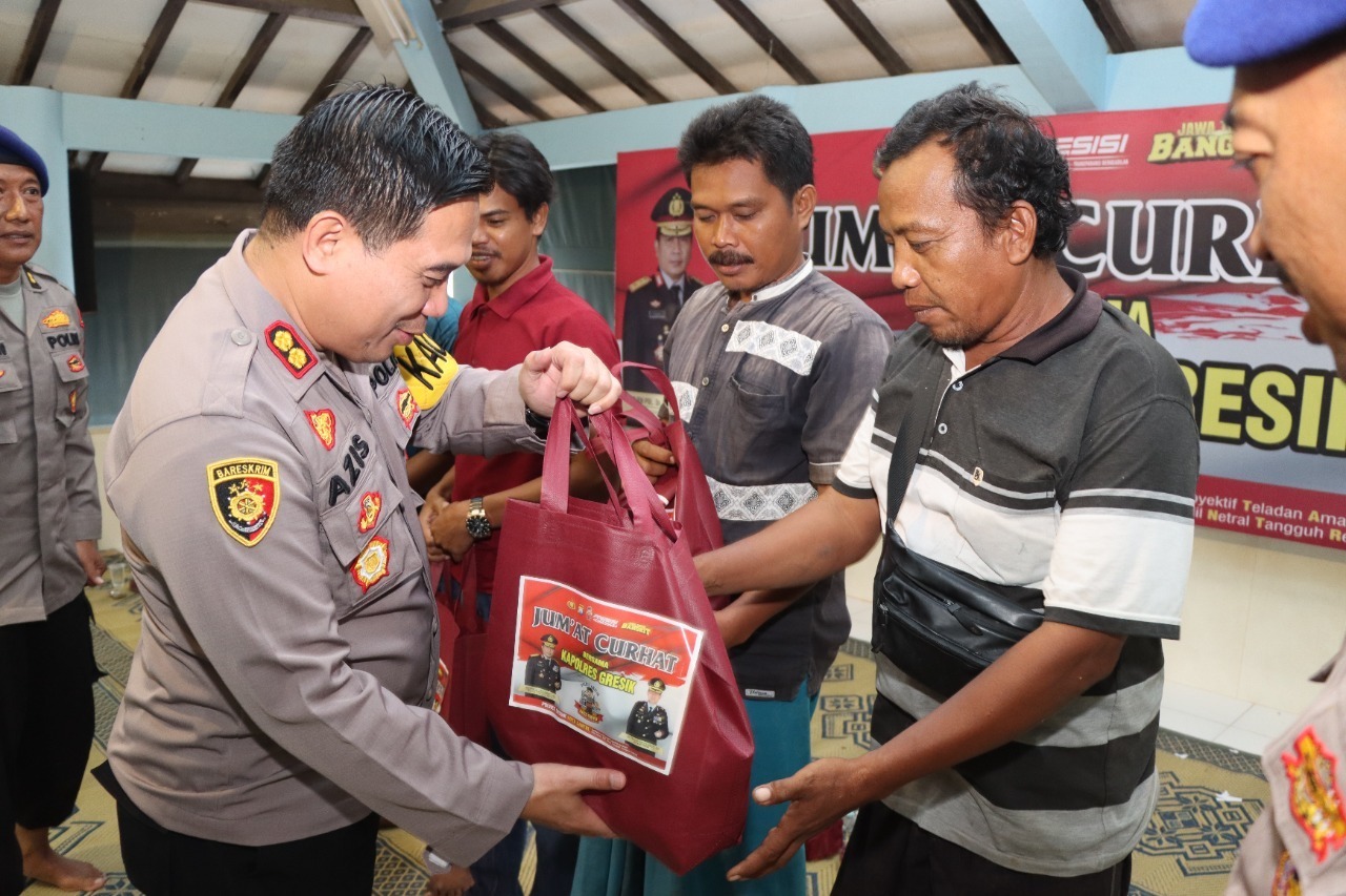 Cuaca Buruk, Kapolres Gresik Salurkan Sembako ke Nelayan