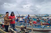 Dinas Perikanan Gresik Kembali Salurkan Bantuan Mesin Kapal ke Nelayan