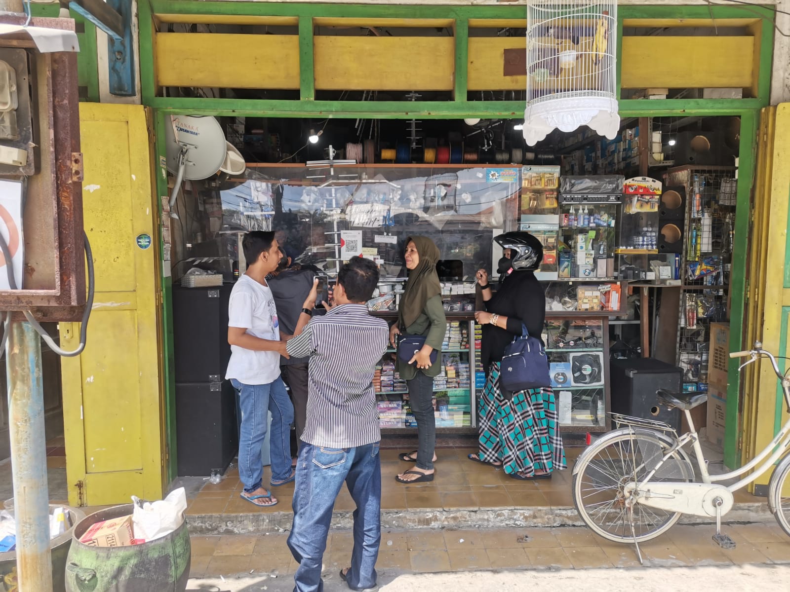 Siaran Analog Berhenti, Warga Gresik Ramai Berburu STB