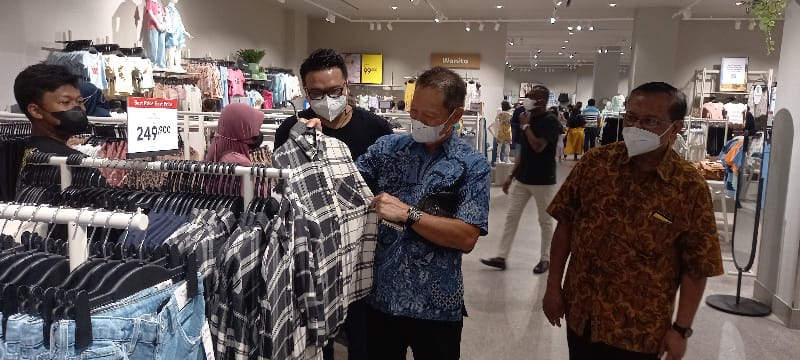 Baru Dibuka, Warga Gresik Serbu Gerai Fashion H&M di Icon Mall