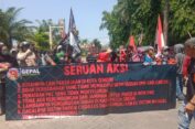 Banyak Persoalan Tak Tuntas, Ratusan Massa Ngeluruk Kantor DPRD dan Pemkab Gresik