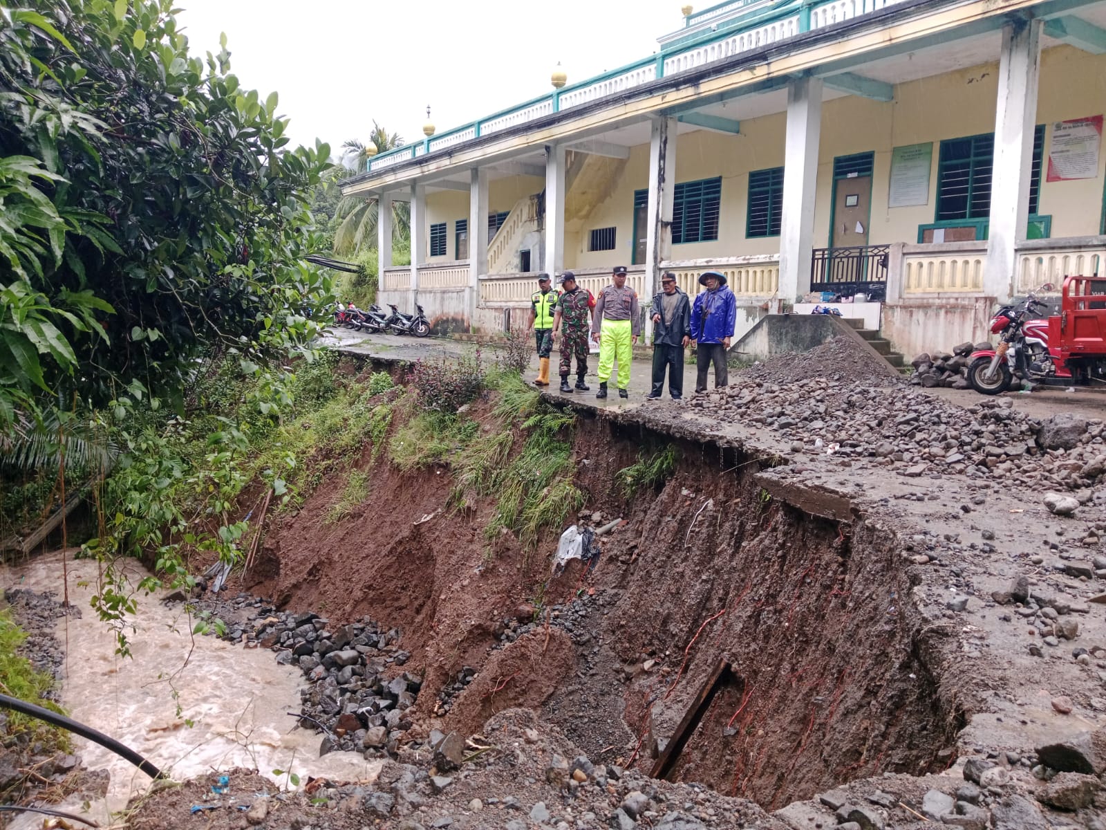 Cuaca Ekstrem, Bencana Banjir Badang Hingga Tanah Longsor Landa Pulau Bawean