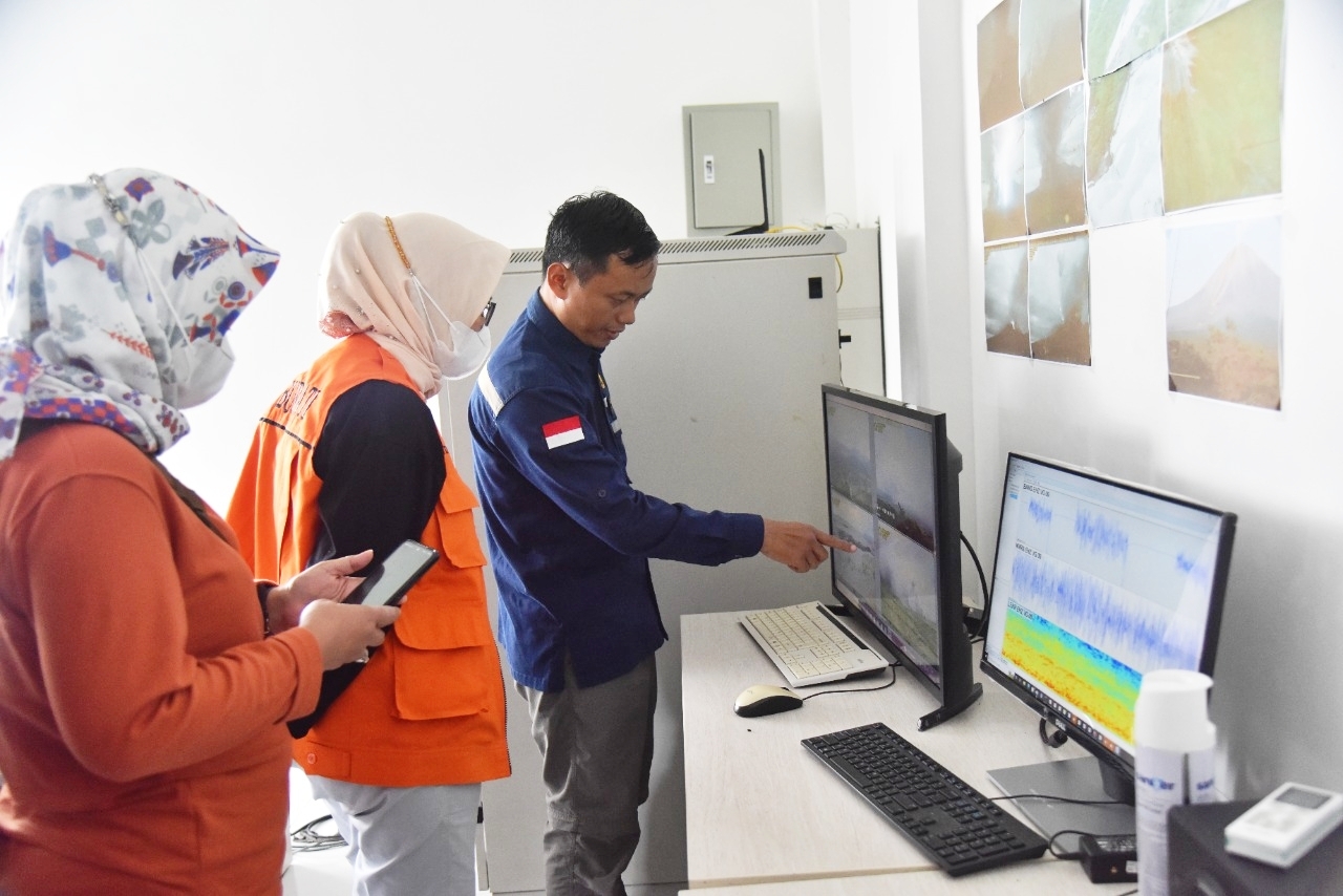 Semeru Meletus, Warga Zona Merah Diminta Evakuasi ke Tempat Aman